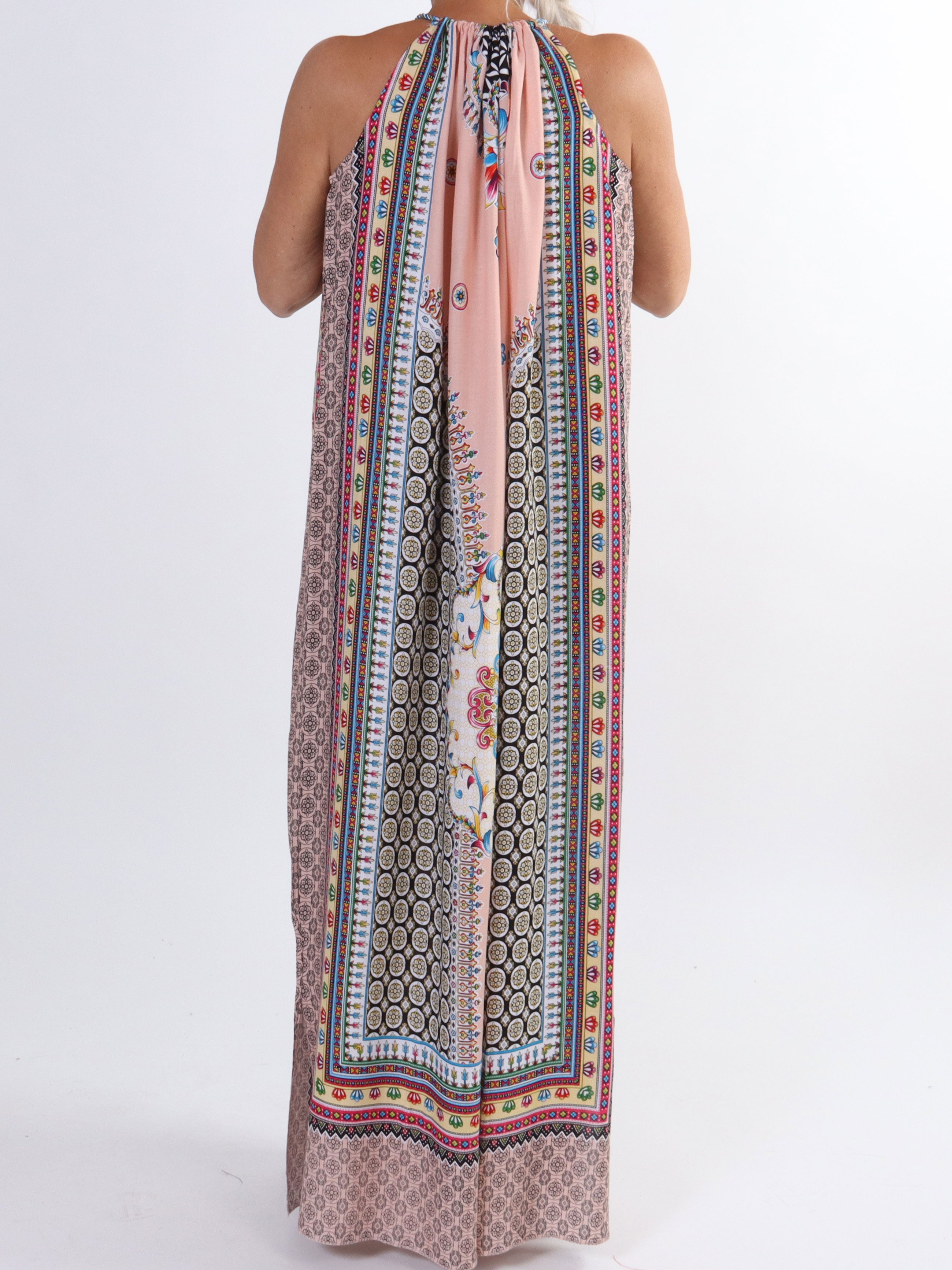 Elina - Lang farvet plus size kjole med snoet stropper